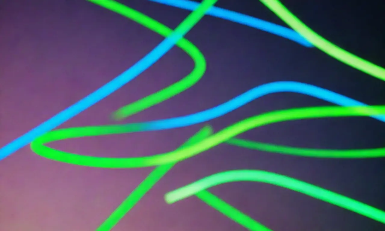 La pantalla muestra una imagen pixelizada y con colores azulados, mientras que el cable emite estridentes chispas