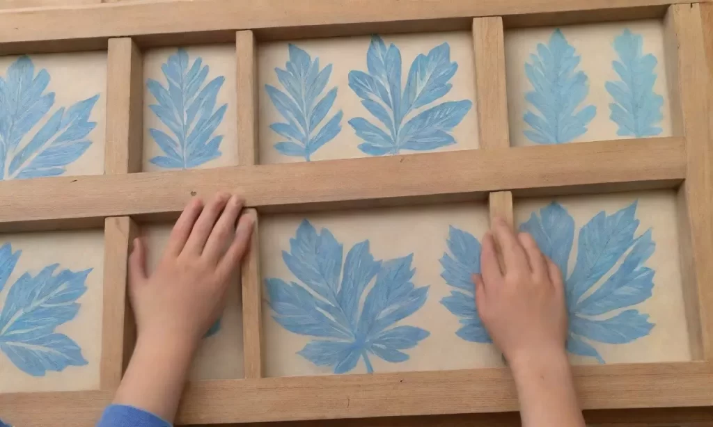 Los niños pintan las estanterías con detalles azules en un mapa vintage de madera