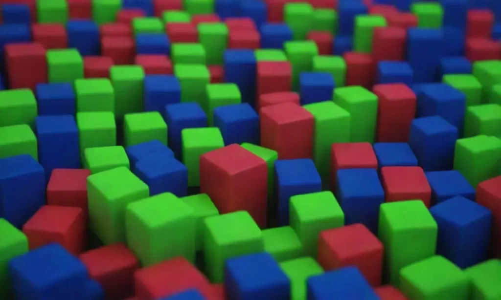 Un colorido mosaico de bloques desborda la pantalla en verde neón y azul eléctrico