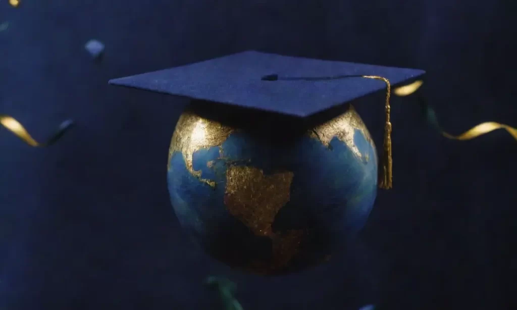 Un globo dorado gira contra un fondo indócil y graduaciones se posan en el centro