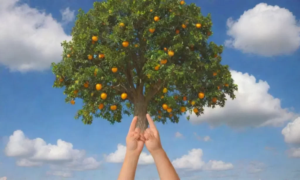 El papel tapiz es multicolor con signos de paz y un viejo árbol bajo un cielo brillantio