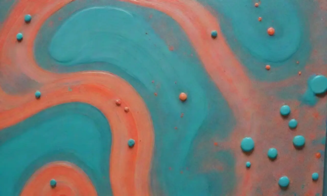 La pintura acrílica se mezcla en un caos de tonos turquesa y coral; manchas de salpicaduras rodean una foto