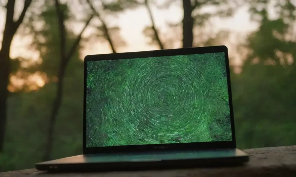 Las pantallas emanan datos verdes en un atardecer vibrante.