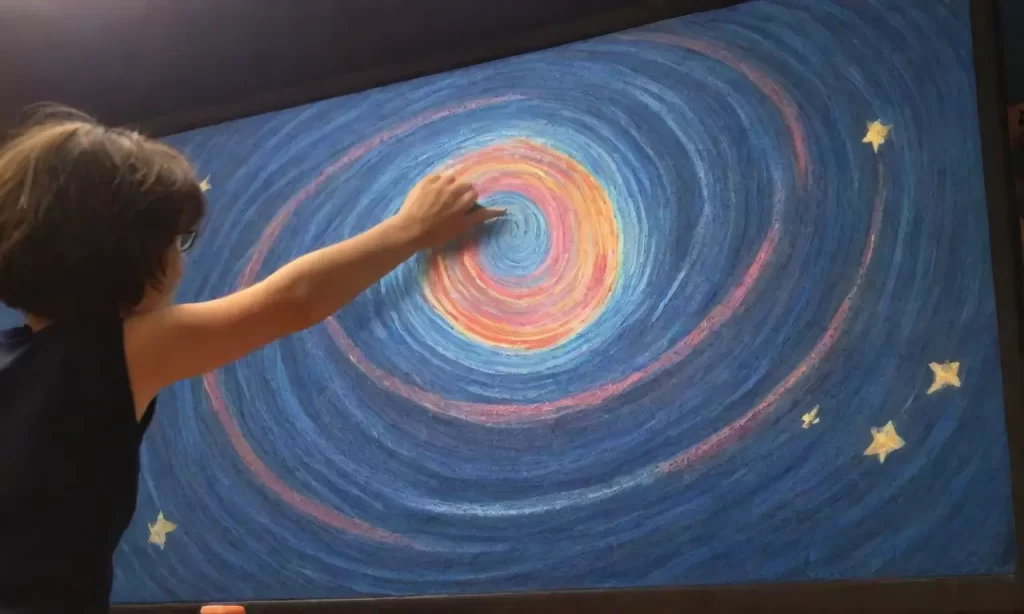 Imagen abstracta del aprendizaje con elementos digitales y humanos