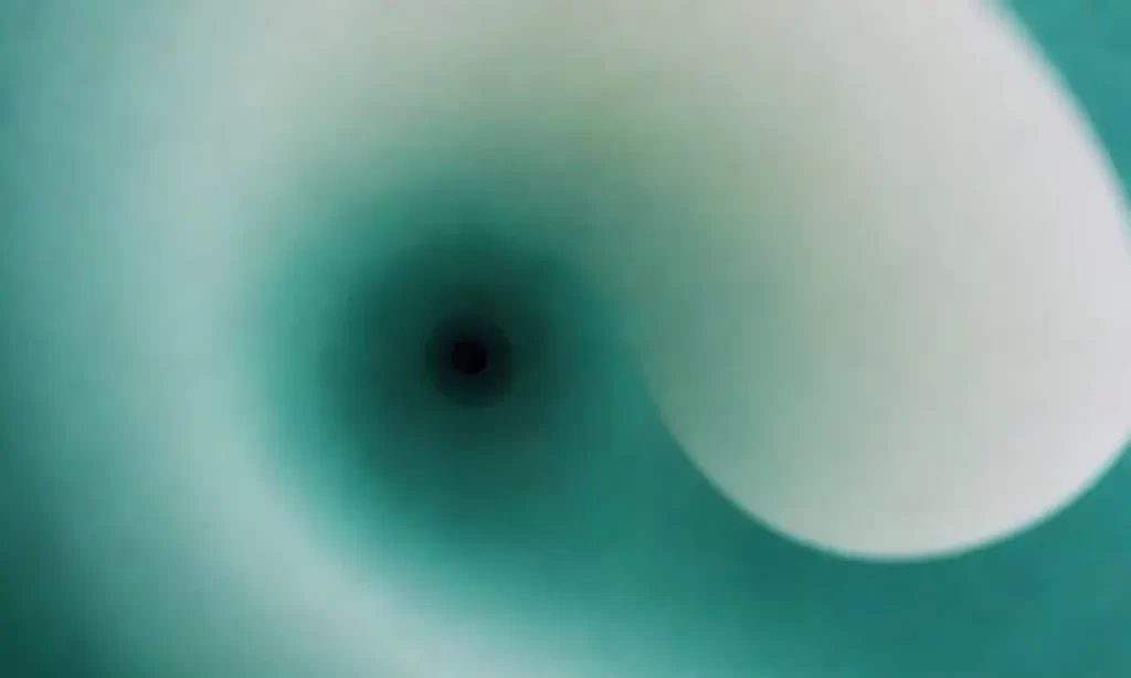Un espiral de papel con texto blanco contrasta sobre un fondo degradado azul-verde en pinceladas sutiles