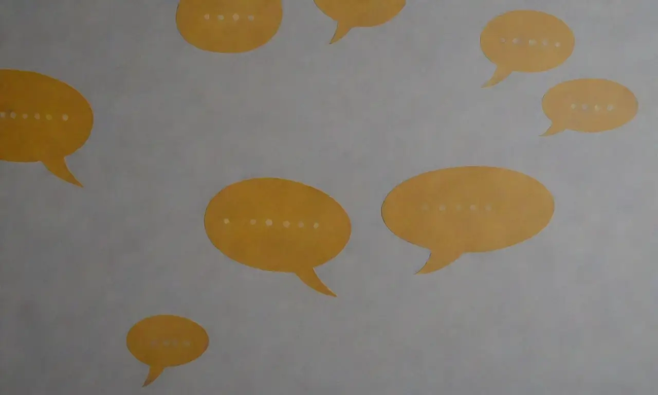 Un tono gris y amarillo da testimonio de una papel de pared con forma de burbujas