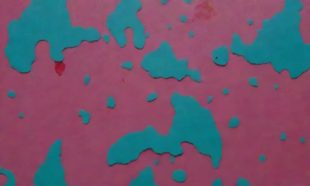 La pintura abstracta se mancha en cartón y las risas de los estudiantes brillan