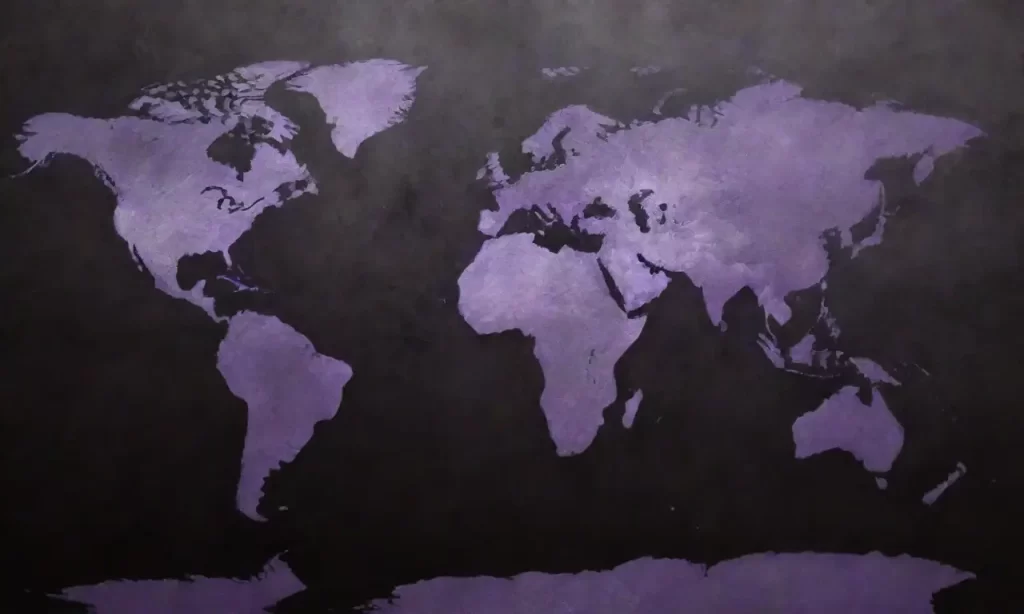 Dibujos de lavanda suave sobre un mapa mundial