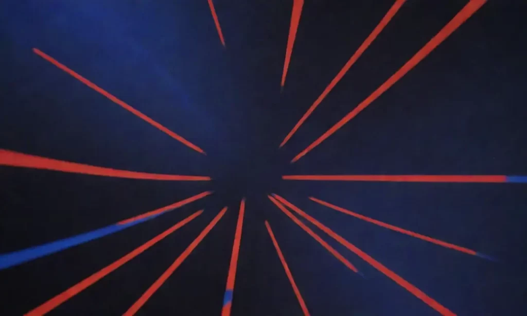 Un mundo invertido con flechas verdes apunta a un amor prohibido en un escenario de rojo y azul electrizantes