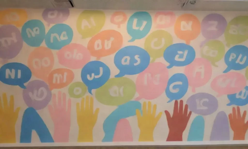 Un mural con burbujas de lenguaje en colores pastel
