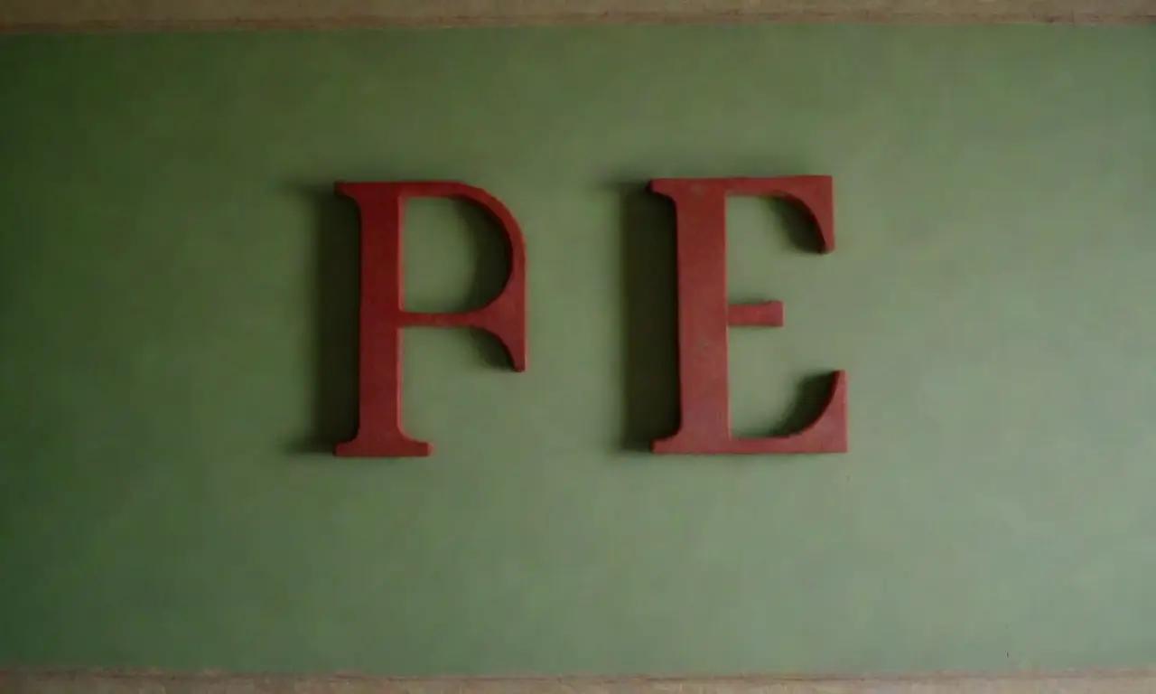 Los bordes rojos profundos, paredes de yeso agrietadas, y bloques de letras verdes desvanecidos en la esquina