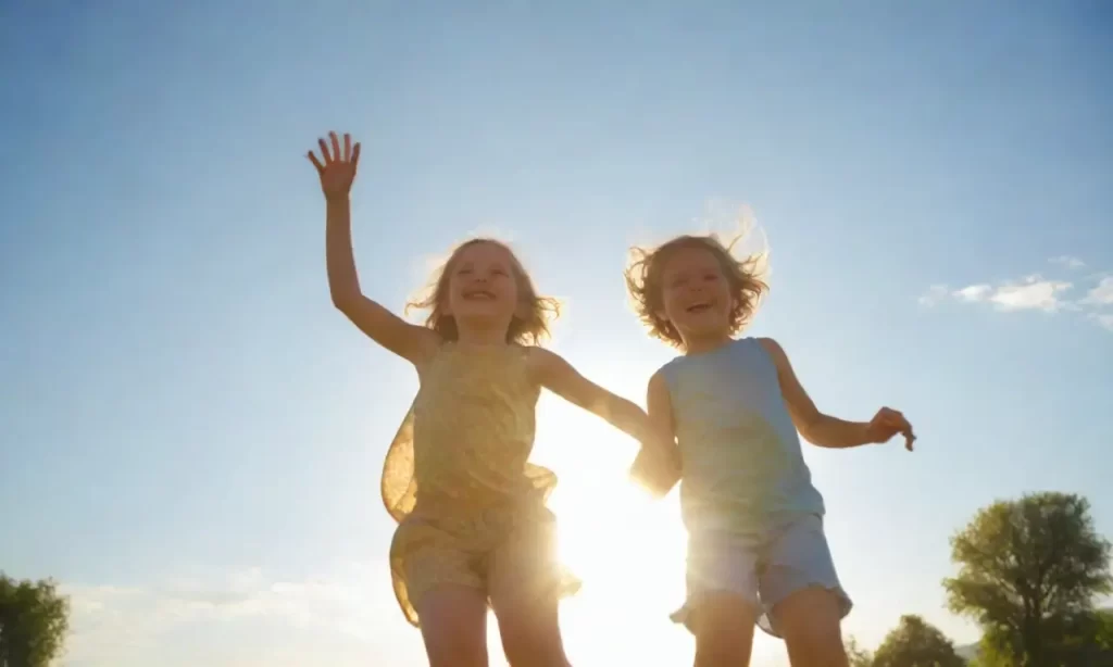 Los niños bailan en el Sol mientras sus risas brillan