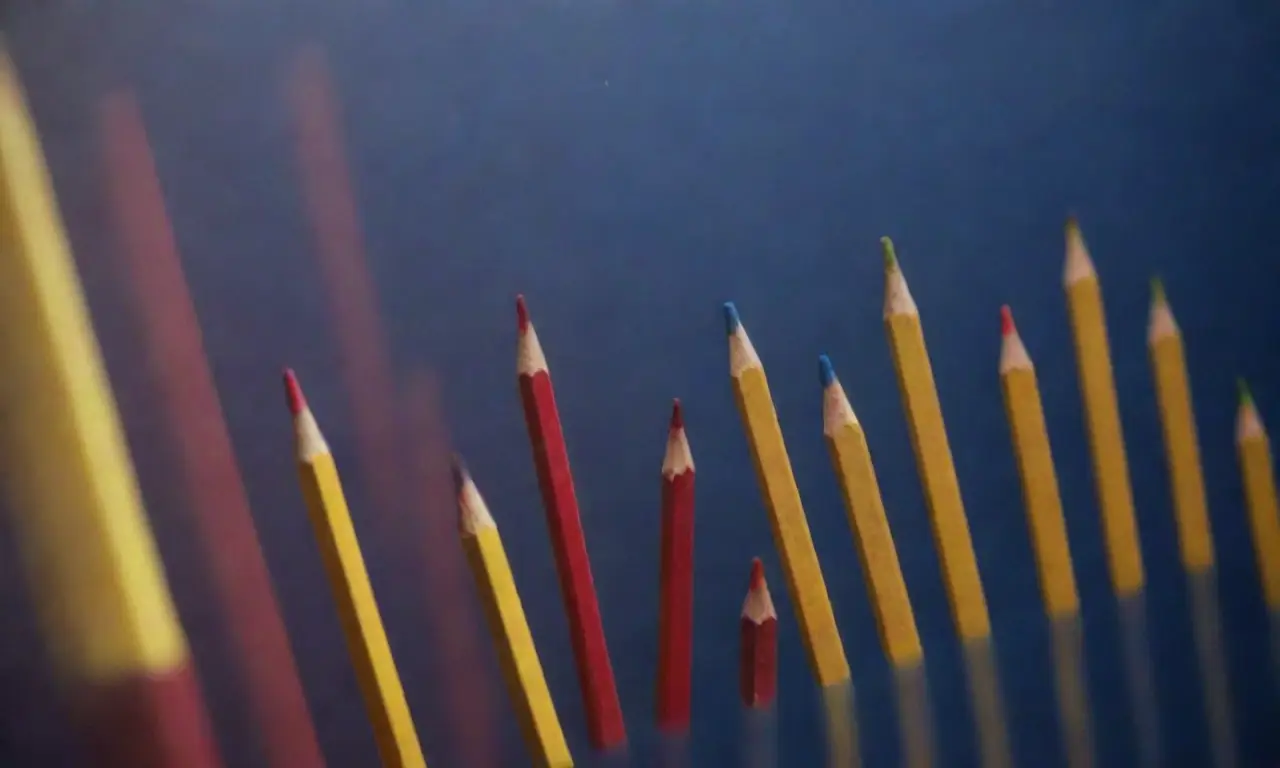 Un aula con diagramas se ilumina